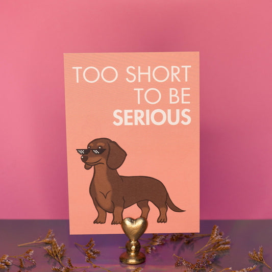 LOLLYPOPARTSTUDIO - Carte Teckel « Too short to be serious »